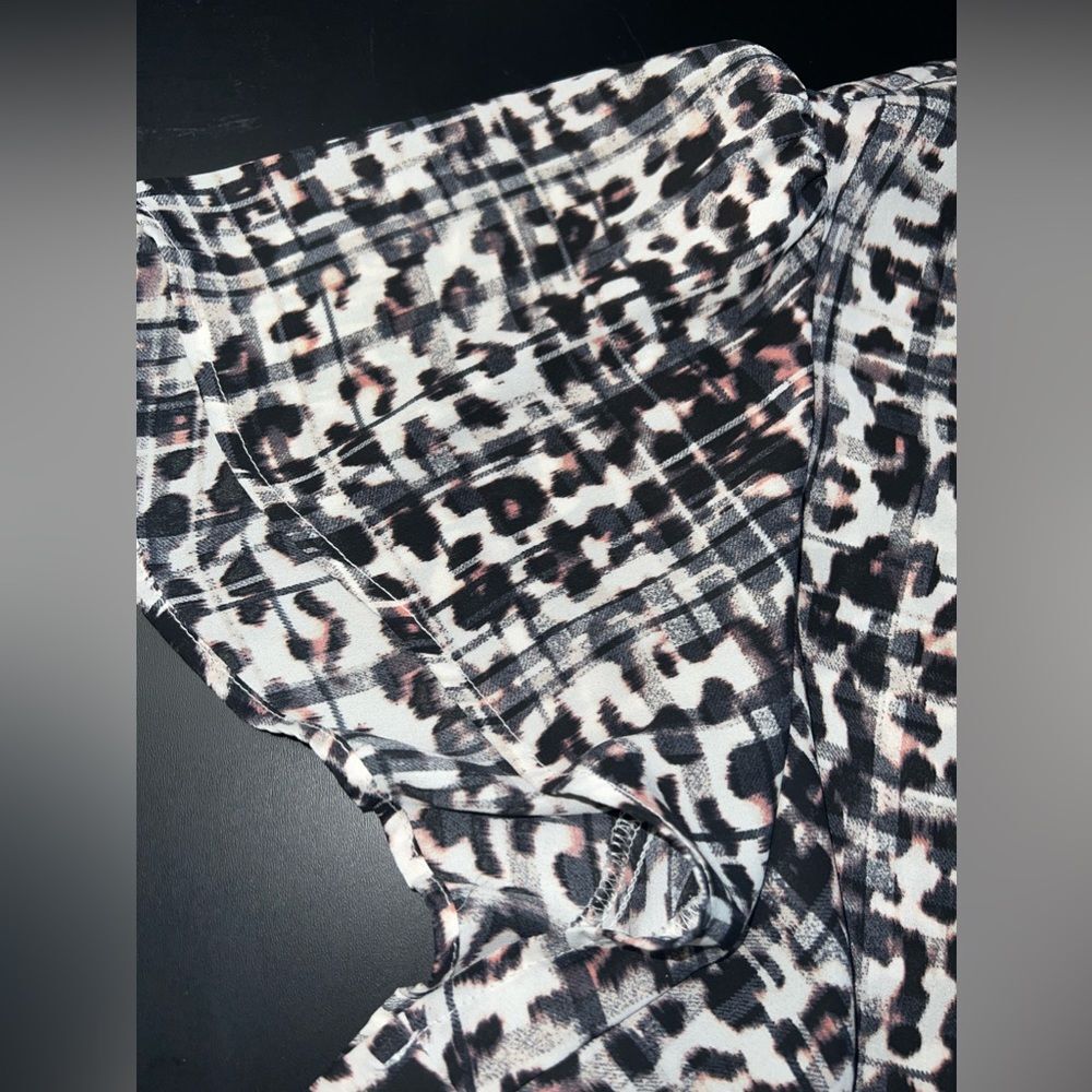 Torrid Georgette Keyhole Flutter Sleeve Blouse In… - image 5